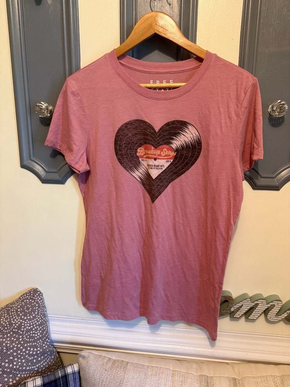 Free State Breakup Songs Graphic T-Shirt Size XL Pink Vinyl Heart